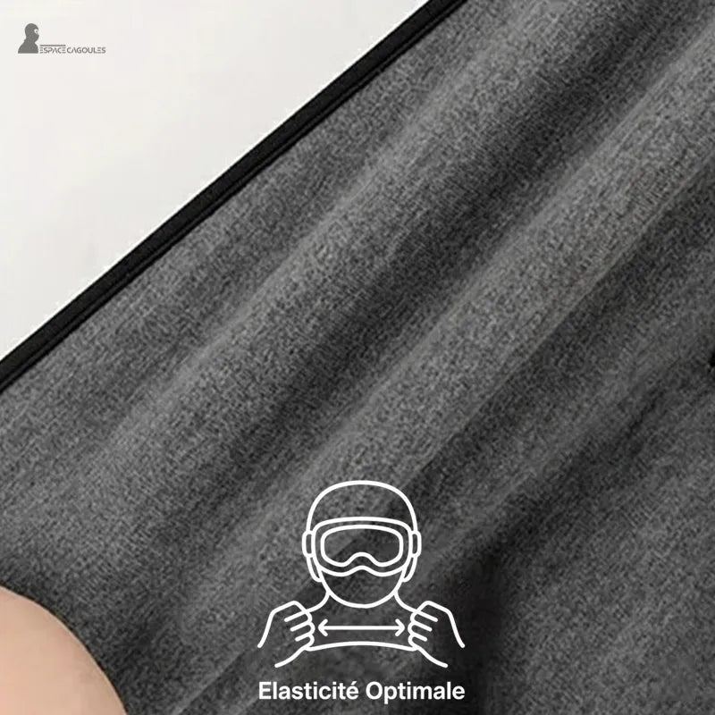 Cagoule ski enfant sous casque montrant l’élasticité du tissu polyester et spandex, détail matière extensible illustrant l’adaptation sous casque - Espace Cagoules