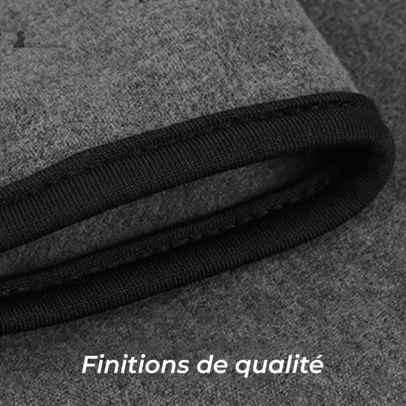 Cagoule ski enfant sous casque avec finitions de qualité, couture renforcée et bordure douce, détail textile sur fond neutre - Espace Cagoules