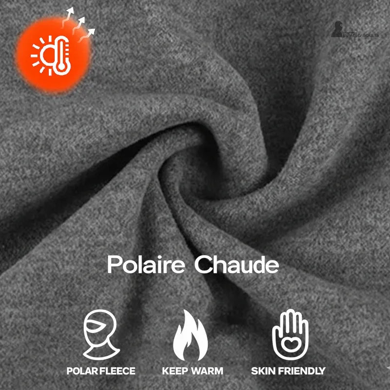 Cagoule ski enfant sous casque en polaire fine et chaude, texture textile douce montrant la matière intérieure isolante, vue macro sur fond neutre - Espace Cagoules