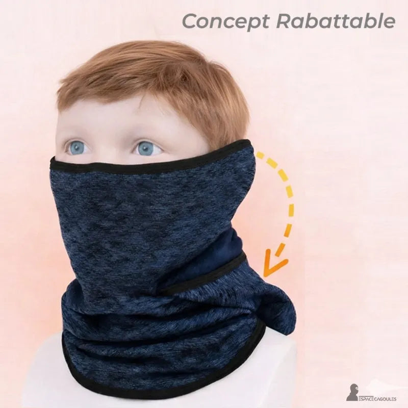 Cagoule ski enfant sous casque portée par un enfant, partie tête rabattable vers l’arrière, forme couvrante du visage et du cou, vue de profil sur fond clair - Espace Cagoules