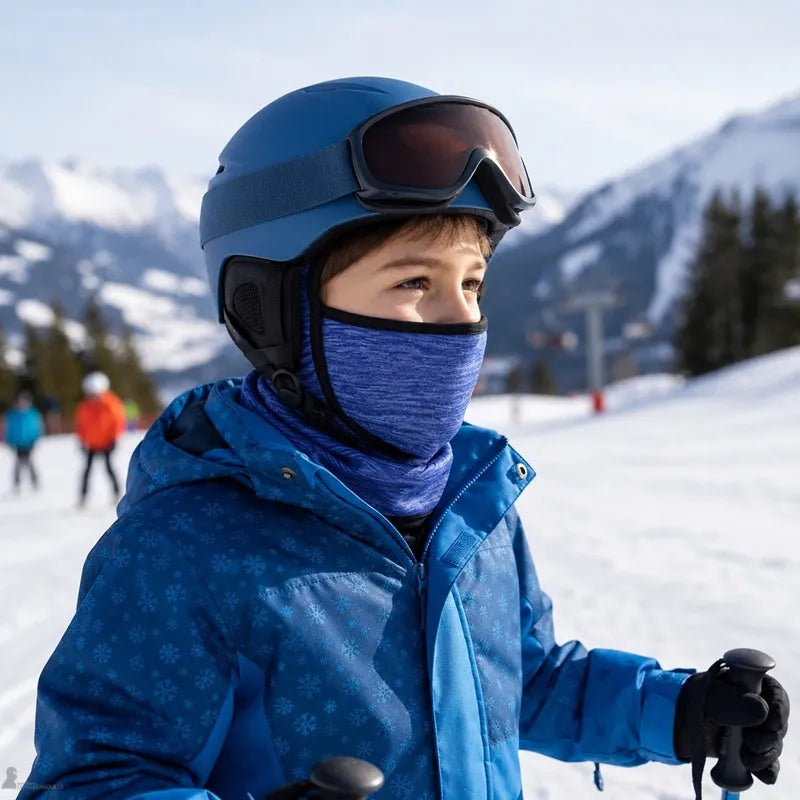 Jeune garçon skiant avec casque bleu et masque, cagoule ski enfant sous casque bleue couvrant visage et cou - Espace Cagoules