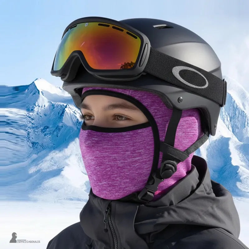 Skidmask för barn under hjälm, bärs med skid hjälm, elastiskt och åtsittande tyg, skydd för ansikte och nacke, visad i snöig bergsmiljö - Cagoules Utrymme