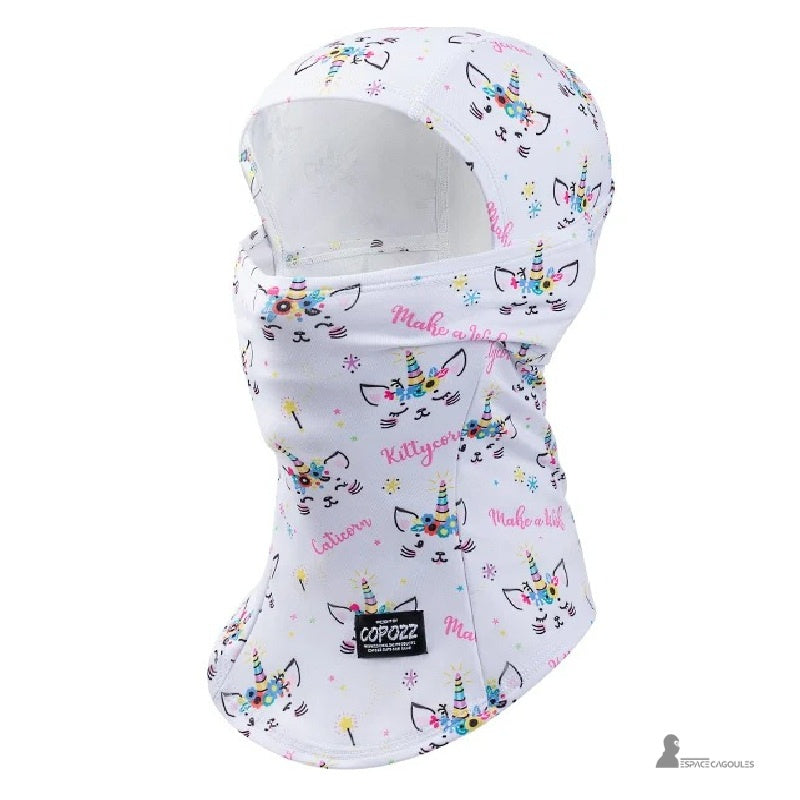 Cagoule ski fille blanche à motifs de chat licorne colorés, présentée sur fond neutre, conçue pour offrir chaleur et douceur pendant les sports d’hiver.