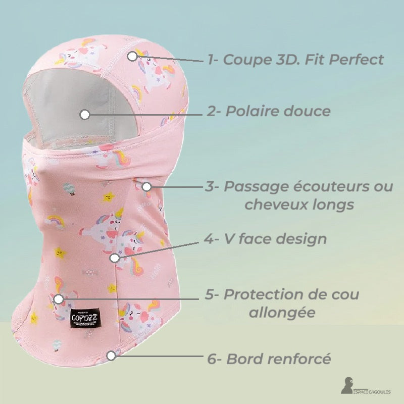 Cagoule ski fille rose avec annotations détaillant les caractéristiques techniques : coupe 3D, polaire douce, passage pour écouteurs, design V-face, protection de cou et bord renforcé.