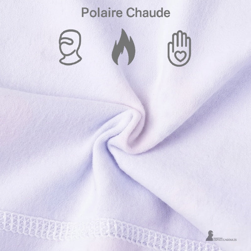 Cagoule ski fille en tissu polaire chaude, vue macro du matériau doux et isolant, symbole de confort et de protection contre le froid.