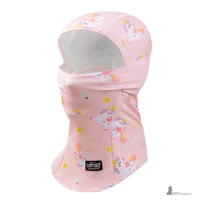 Cagoule ski fille rose à imprimé licorne et étoiles, vue produit sur fond blanc, illustrant la douceur et la fantaisie pour les activités hivernales