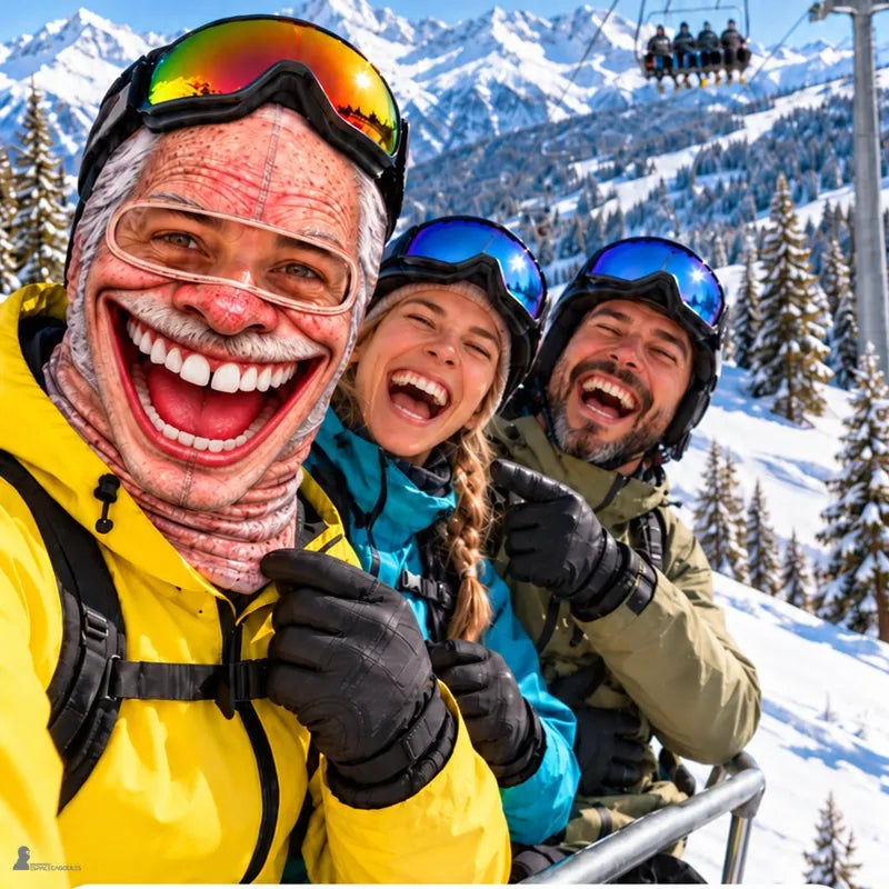 Skieur en selfie sur un télésiège portant la cagoule FaceFun papy rieur, masque relevé, deux amis hilares à ses côtés - Espace Cagoules