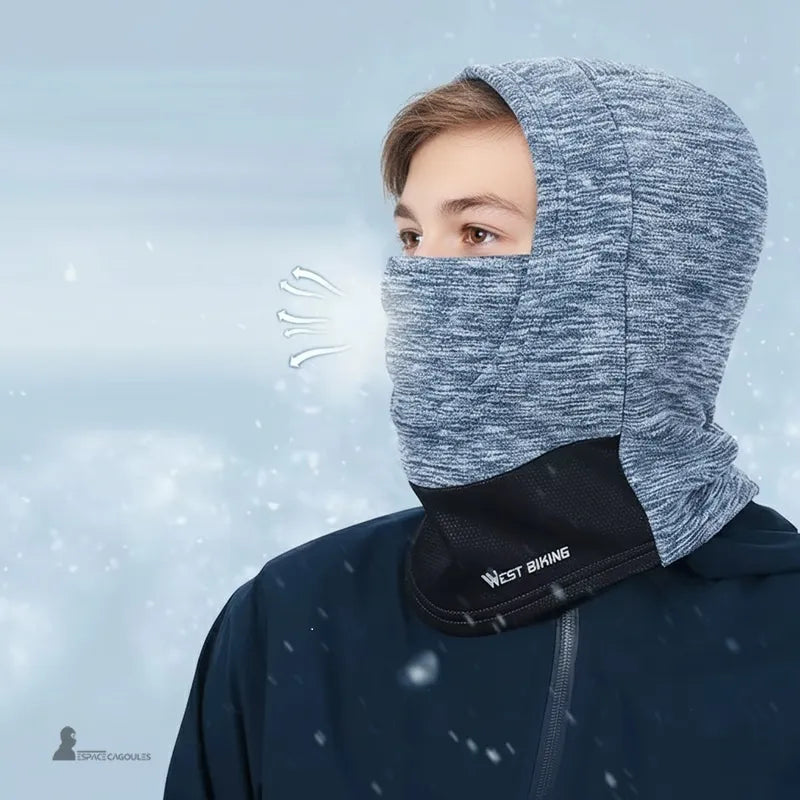 Cagoule ski garçon grise respirante portée en extérieur sous la neige avec flux d’air illustré devant le visage - Espace Cagoules