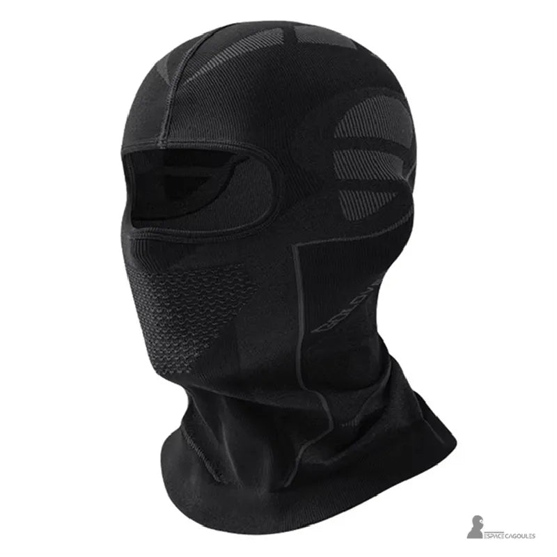 Schwarze Skimaske für Männer, seitlich auf hellem Hintergrund präsentiert, mit grauem Seitenpaneel und strukturiertem atmungsaktivem Bereich über dem Mund - Bereich für Skimasken.