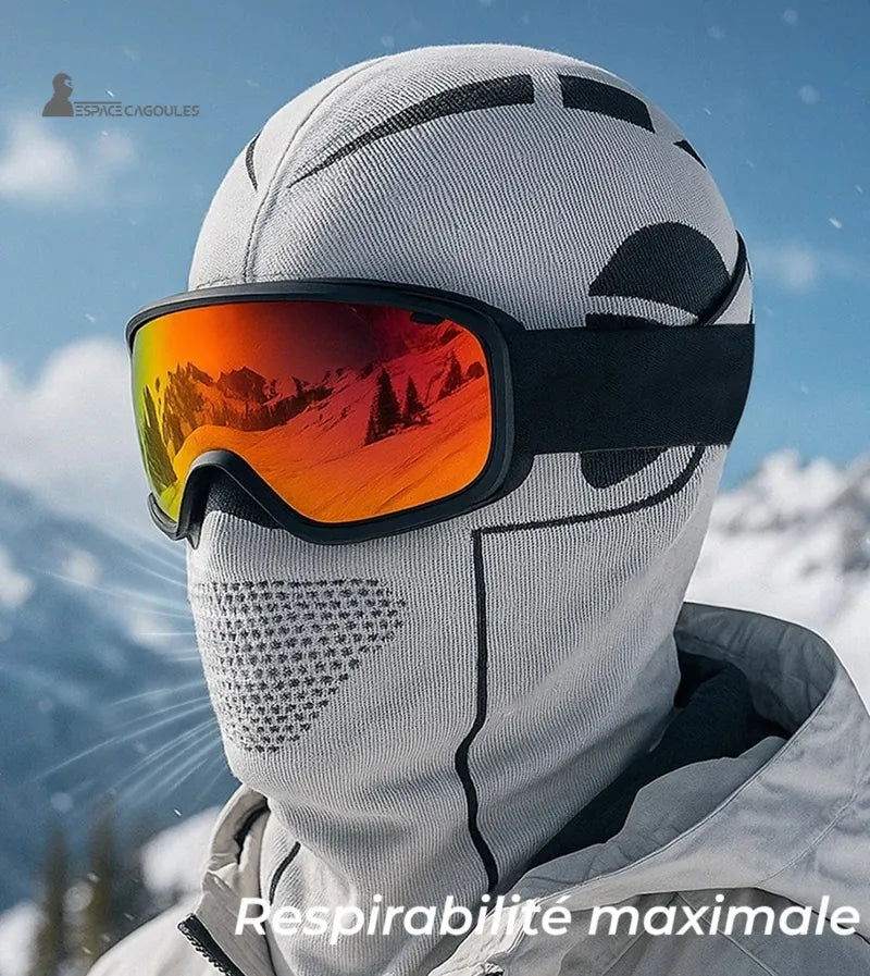 Cagoule ski homme grise portée avec masque de ski, offrant une respirabilité maximale en altitude