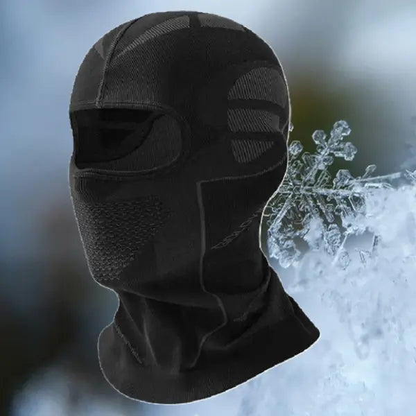 Cagoule ski homme noire en plein environnement enneigé, idéale pour une protection thermique maximale contre le froid sur les pistes.