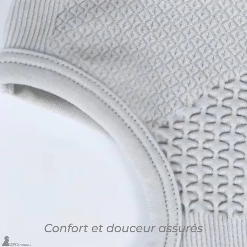 Cagoule ski respirante détail macro de l’ouverture ovale des yeux avec couture nette et maille texturée visible - Espace Cagoules