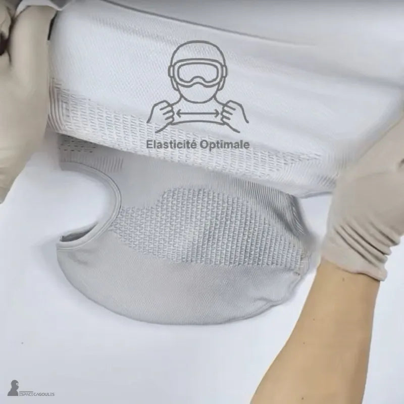 Cagoule ski respirante démonstration d’élasticité tenue à deux mains montrant la souplesse et l’extension du tissu - Espace Cagoules