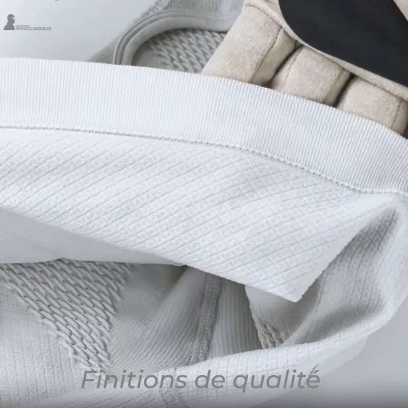 Cagoule ski respirante gros plan des finitions avec couture plate et texture en maille technique - Espace Cagoules