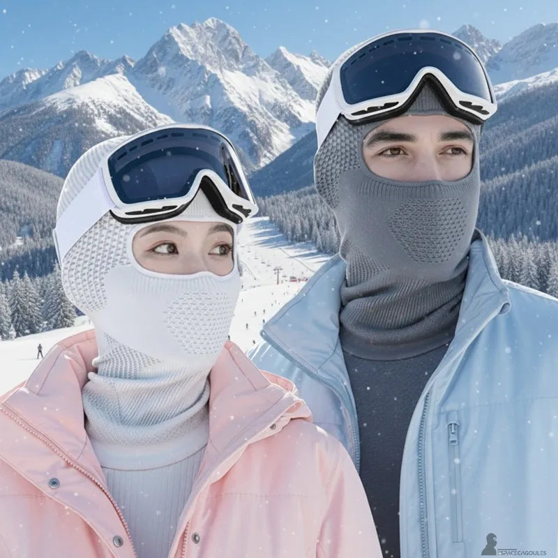 Atmungsaktive Skimütze, getragen von einem Mann und einer Frau auf den verschneiten Pisten mit Helm und Skimaske - Raum für Skimützen