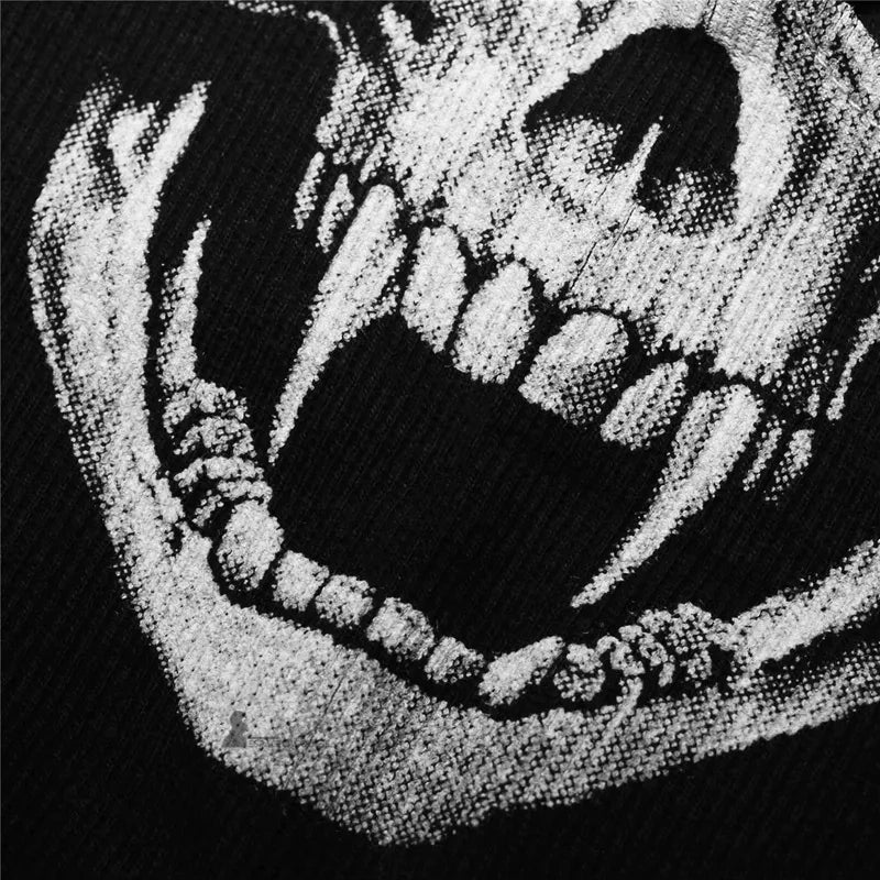 Cagoule ski tête de mort vue rapprochée sur partie inférieure des dents et mâchoire, détail tricot blanc sur noir, Espace Cagoules