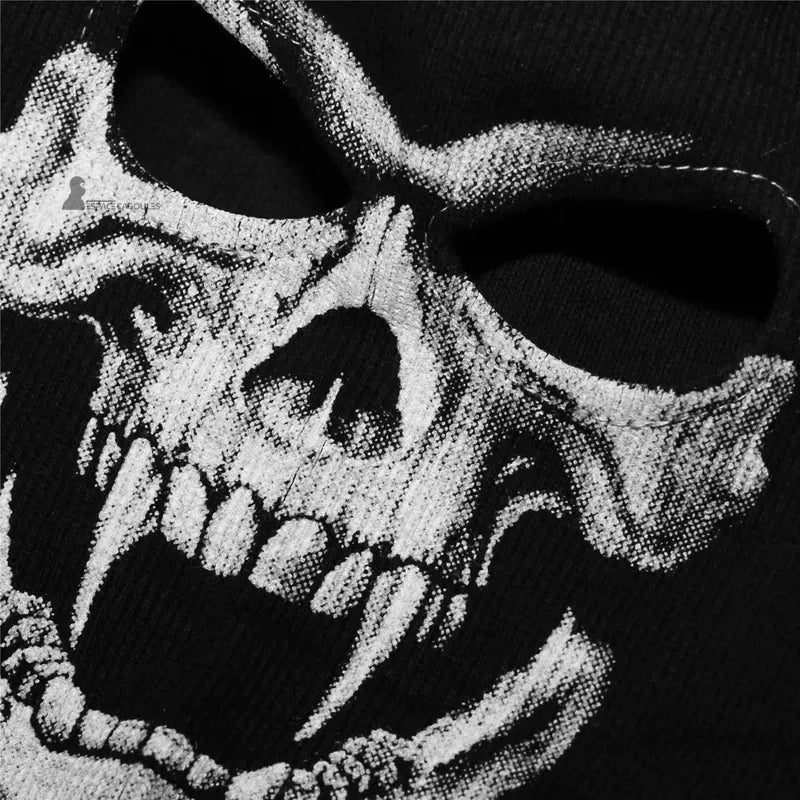 Cagoule ski tête de mort gros plan sur motif crâne partie supérieure avec regard intense, détail tricoté, Espace Cagoules