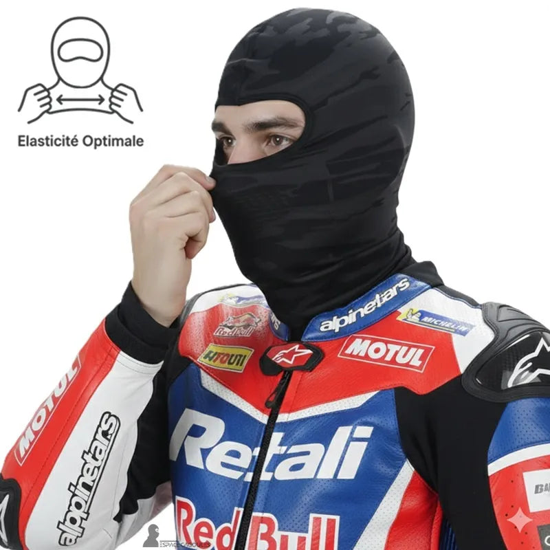 Cagoule sous casque en polyester et spandex mettant en évidence l’élasticité du tissu et la souplesse de la forme, vue portée sur fond neutre - Espace Cagoules