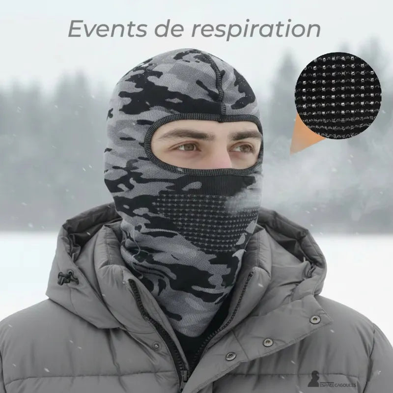 Cagoule sous casque en polyester et spandex avec zone de respiration au niveau de la bouche et du nez, forme ajustée, vue portée en environnement froid - Espace Cagoules