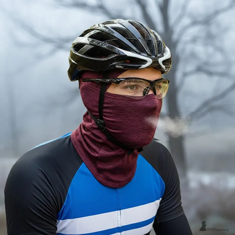 Sturmhaube unter dem Fahrradhelm, getragen von einem Radfahrer bei kalten Bedingungen, Gesichtsschutz, Atmungsaktivität und Kompatibilität mit Brille und Helm, Bereich Sturmhauben.