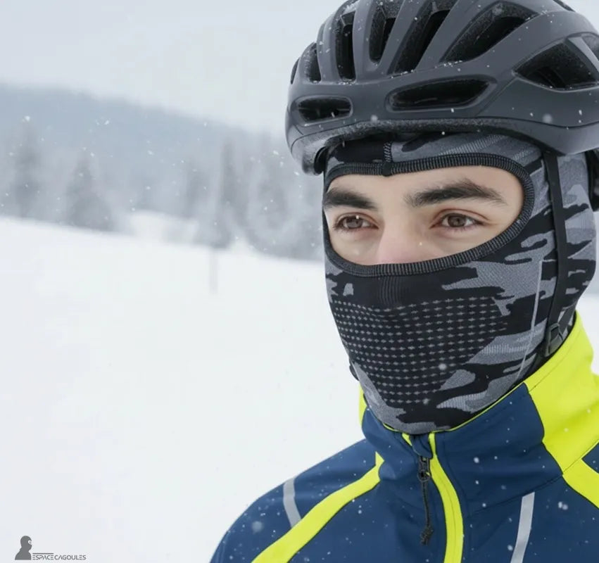 Cagoule sous casque en polyester et spandex portée sous un casque de vélo, forme ajustée vue en situation en environnement hivernal - Espace Cagoules
