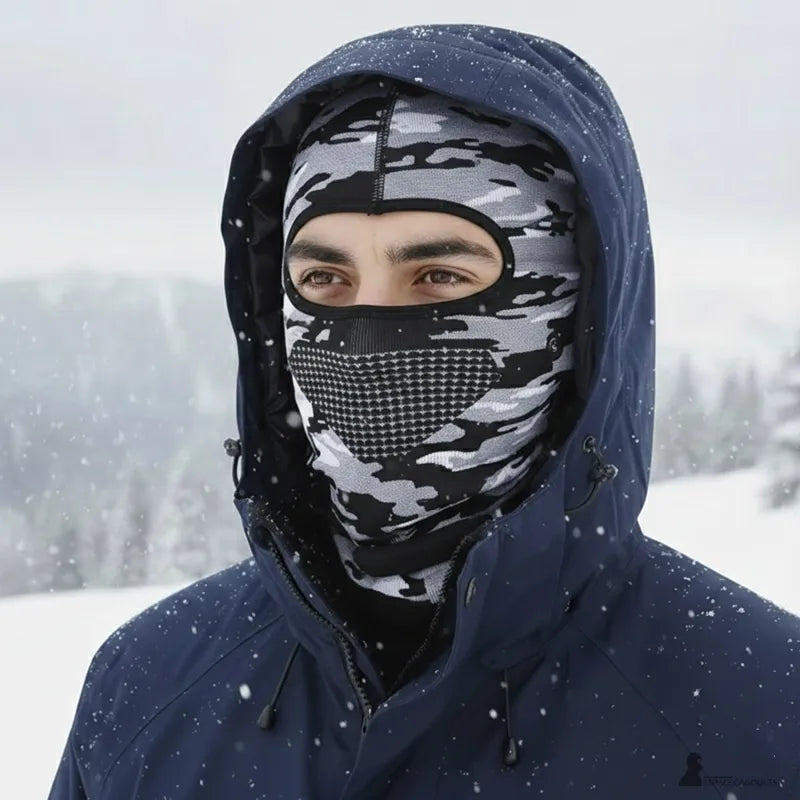 Cagoule sous casque en polyester et spandex de forme intégrale couvrant la tête et le cou, vue portée lors d’une randonnée en environnement hivernal enneigé - Espace Cagoules