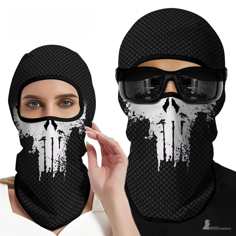Cagoule squelette à motif crâne stylisé noir et blanc sur tissu texturé, portée par une femme et un homme à lunettes - Espace Cagoules
