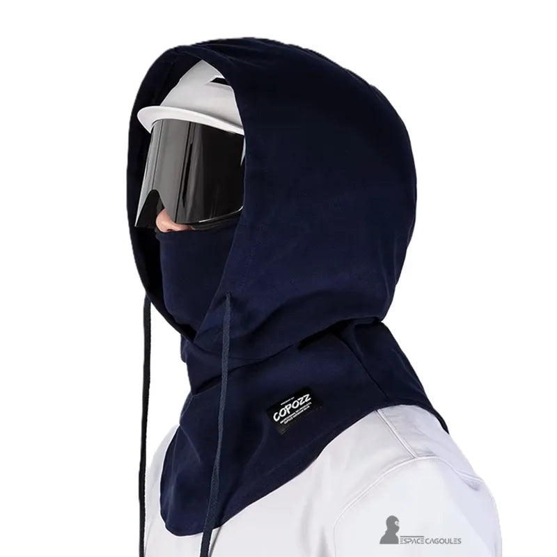 Cagoule sur Casque vue de profil portée avec casque de ski blanc et masque, démontrant la couverture intégrale du cou et du visage.