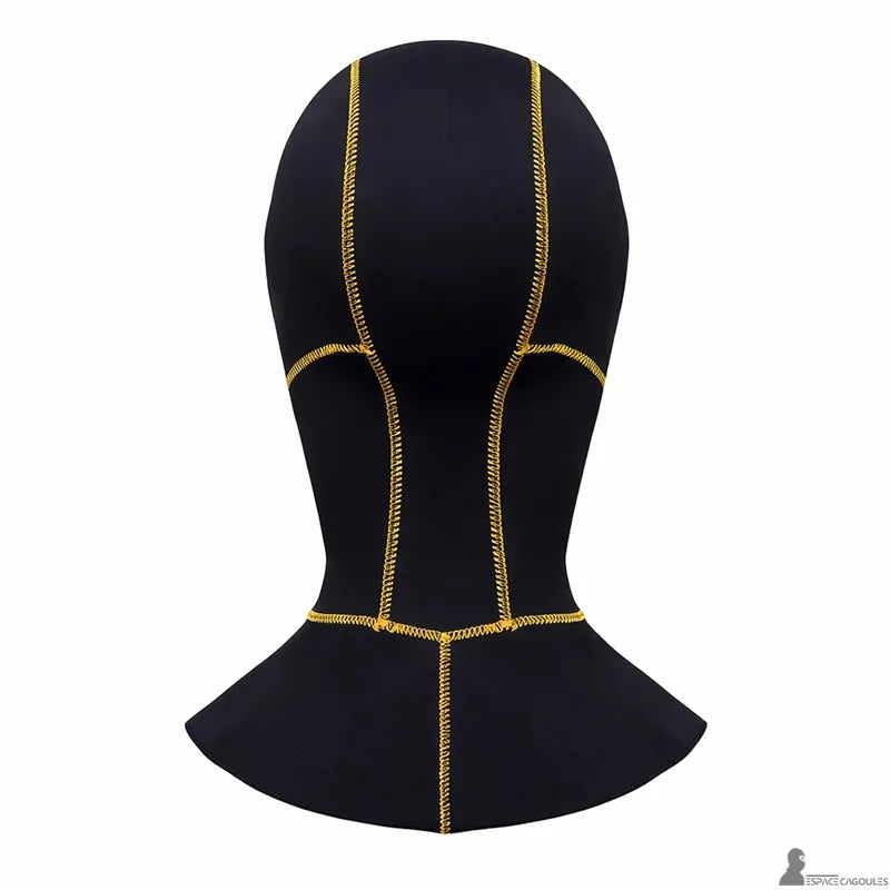 Surf-Haube für Frauen, Rückansicht, die den anatomischen Schnitt und die Klappe zeigt, die den Nacken und die Schultern bedeckt.