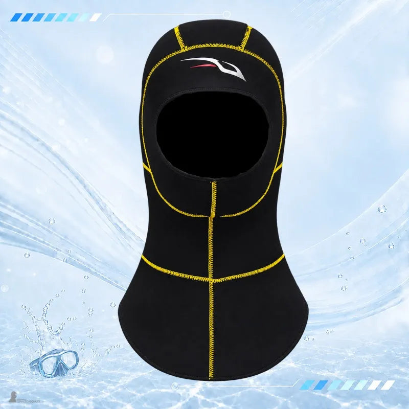 Cagoule surf femme vue de face, ouverture visage ajustée et conception 3D à couture jaune - Espace Cagoules