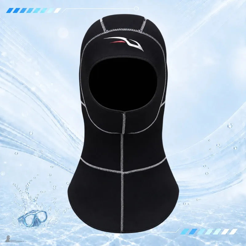Cagoule surf hiver vue de face, ouverture visage ajustée et conception 3D à couture blanche - Espace Cagoules