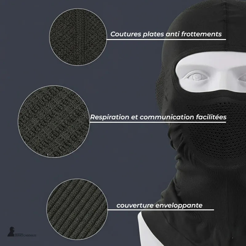 Taktische Kapuze aus dehnbarem technischem Stoff in Schwarz, mit flachen Nähten gegen Reibung und atmungsaktivem Bereich, Nahaufnahme auf einem Modell - Bereich Kapuzen.