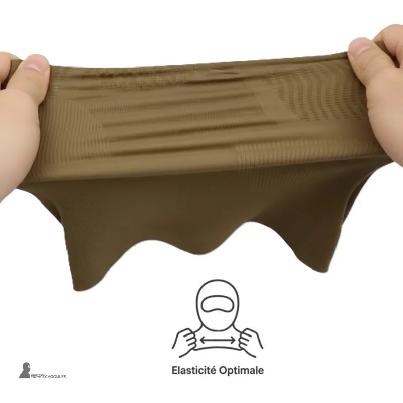 Taktische Sturmhaube aus dehnbarem technischem Material in Braun, Demonstration der Elastizität des Stoffes durch manuelles Dehnen, Nahaufnahme - Bereich Sturmhauben