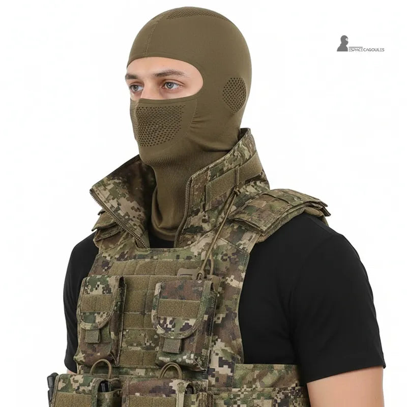 Taktische Sturmhaube aus dehnbarem technischem Stoff in Khaki, mit einem Atemloch, getragen mit einer taktischen Tarnweste, Dreiviertelansicht - Raum für Sturmhauben