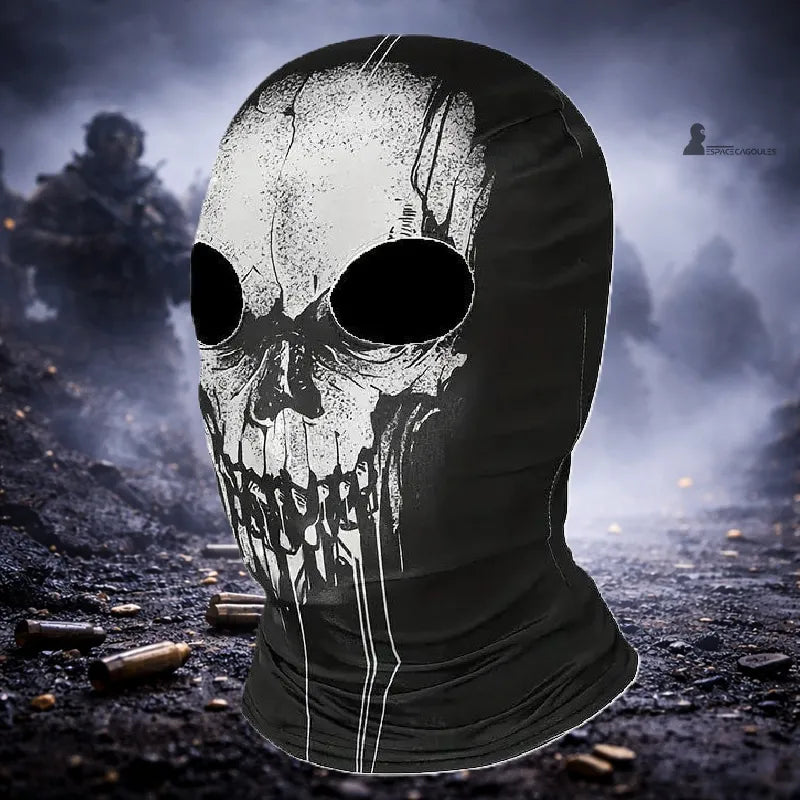 Cagoule tête de mort 2 trous, motif crâne blanc contrasté couvrant le visage avec deux ouvertures ovales, vue de face sur sol sombre avec arrière-plan brumeux flouté - Espace Cagoules