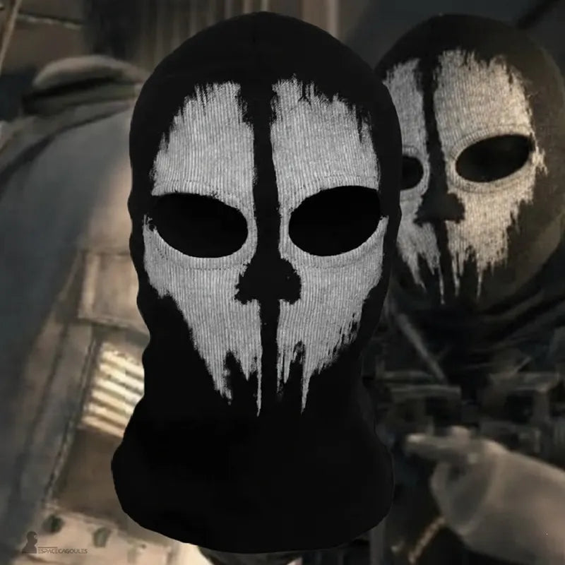 Cagoule tête de mort Call of Duty en coton et spandex, forme intégrale 1 trou avec impression crâne blanc contrasté, vue portée de face sur personnage équipé en environnement sombre urbain - Espace Cagoules