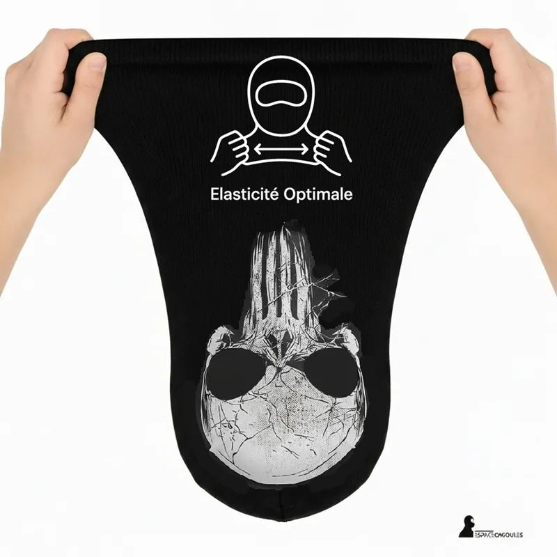 Cagoule tête de mort sous casque étirée entre deux mains montrant l’élasticité du tissu, motif crâne blanc visible en vue de face – Espace Cagoules