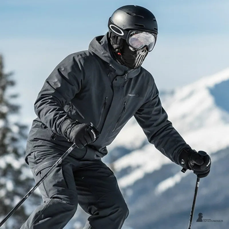 Cagoule tête de mort sous casque portée par un skieur avec casque et masque sur piste enneigée en montagne – Espace Cagoules