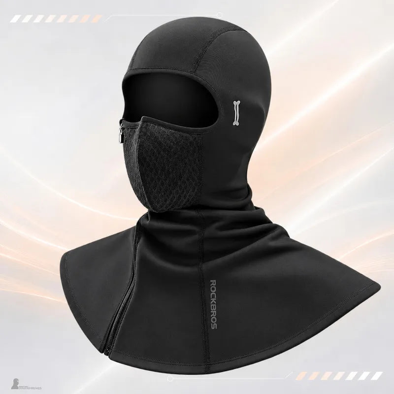 Cagoule thermique moto Thermik noire à large plastron et masque en maille, vue de trois quarts sur fond clair - Espace Cagoules