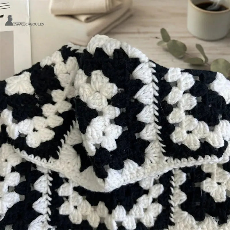 Cagoule tour de cou femme détails capuche crochet noir et blanc gros plan sur les mailles artisanales