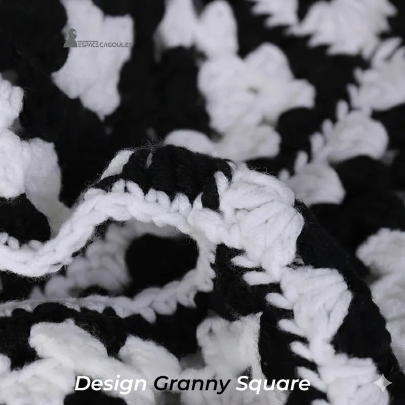 Cagoule tour de cou femme gros plan crochet noir et blanc design granny square laine chaude hiver