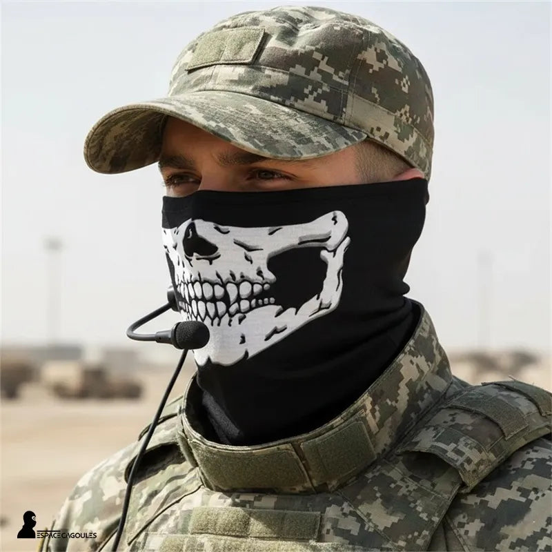 Cagoule tour de cou tête de mort portée par un homme en tenue camouflage avec casque et micro en environnement désertique - Espace Cagoules