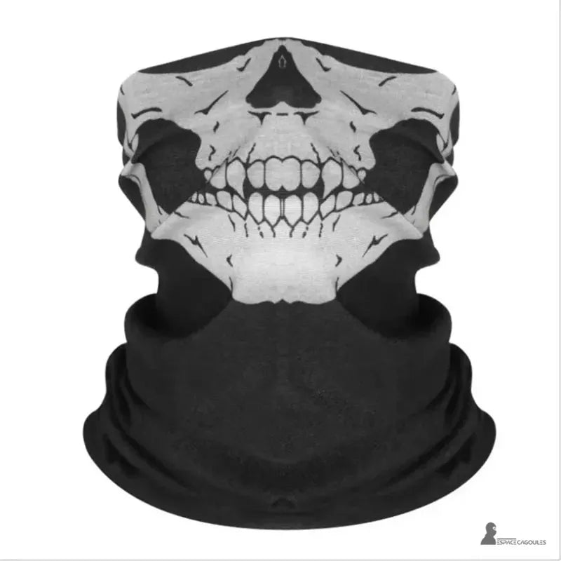 Cagoule tour de cou tête de mort noire avec motif crâne blanc vue de face sur fond neutre clair - Espace Cagoules