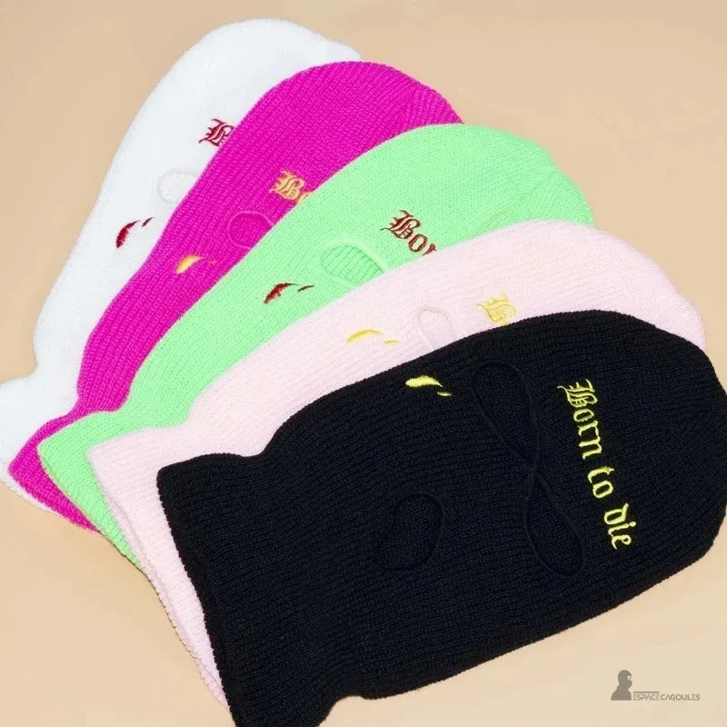 Cagoule tricot en lot de plusieurs couleurs noir rose vert blanc avec broderies Born to die disposées en éventail