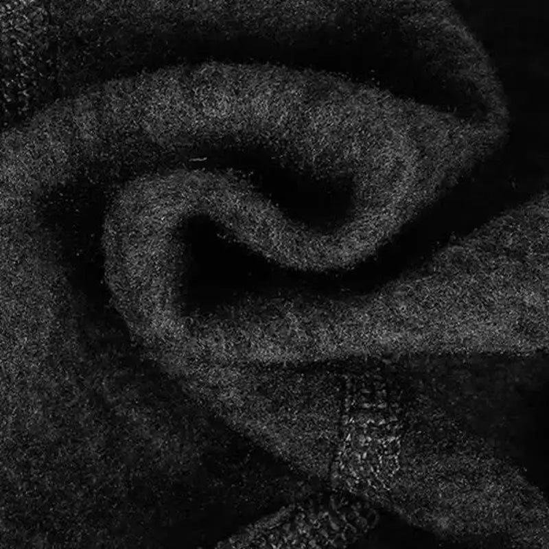 Zoom sur le tissu polaire intérieur d'une cagoule vélo hiver noire, offrant une isolation thermique optimale pour protéger du froid lors des sorties à vélo en hiver.