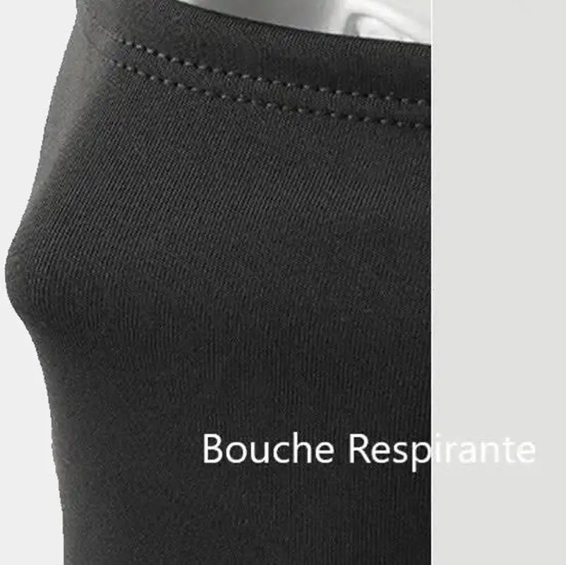 Détail sur la zone buccale respirante d'une cagoule vélo hiver noire, conçue pour offrir confort et ventilation optimale pendant les activités extérieures en hiver