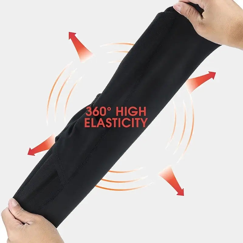 Démonstration de la haute élasticité à 360° d'une cagoule vélo hiver ouverte noire, étirée par deux mains, soulignant sa flexibilité et son confort pour les cyclistes en hiver.