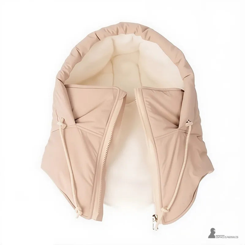 Cagoule waterproof présentée à plat, tissu extérieur imperméable et intérieur polaire, forme capuche avec tour de cou intégré, vue du produit ouvert - Espace Cagoules