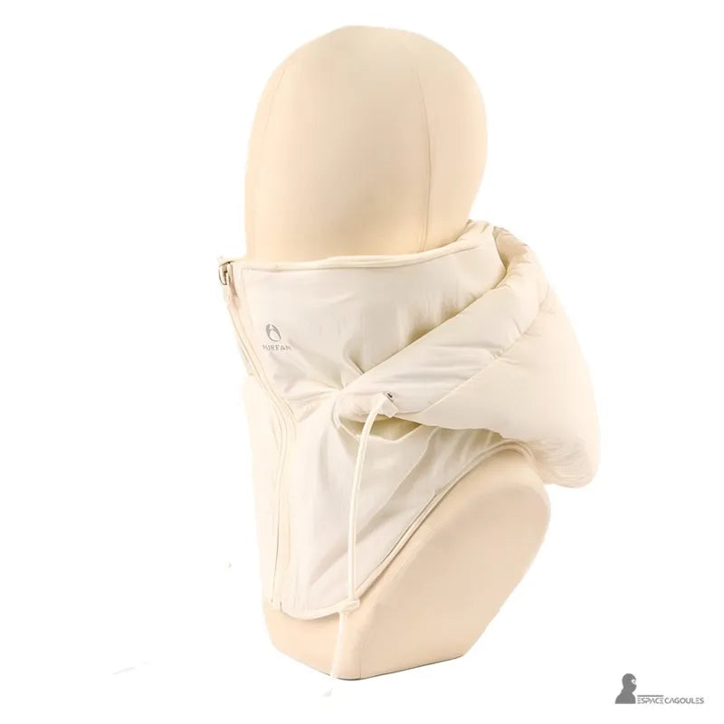 Cagoule waterproof beige portée sur mannequin, matière imperméable avec doublure polaire, forme couvrante avec capuche et protège-cou, vue de profil - Espace Cagoules