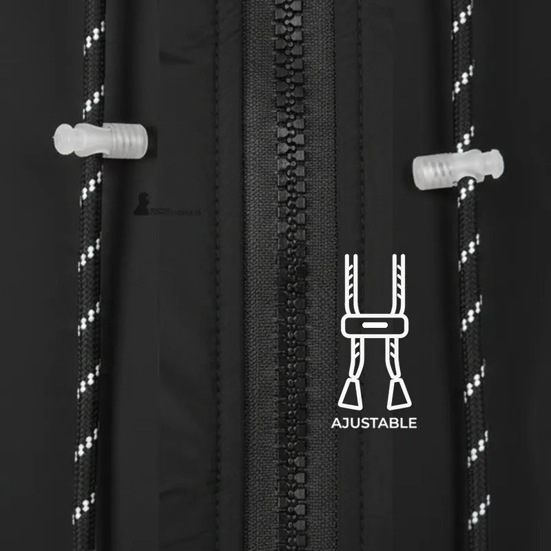 Cagoule waterproof avec cordon de serrage ajustable, matière imperméable et doublure polaire, forme modulable au niveau du cou, vue rapprochée sur le système d’ajustement - Espace Cagoules